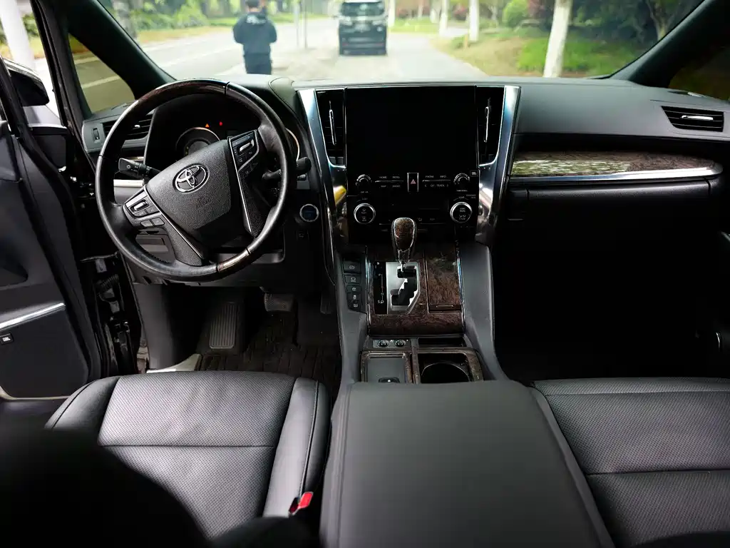 Toyota Vellfire 2023 2.5L HV Luxury