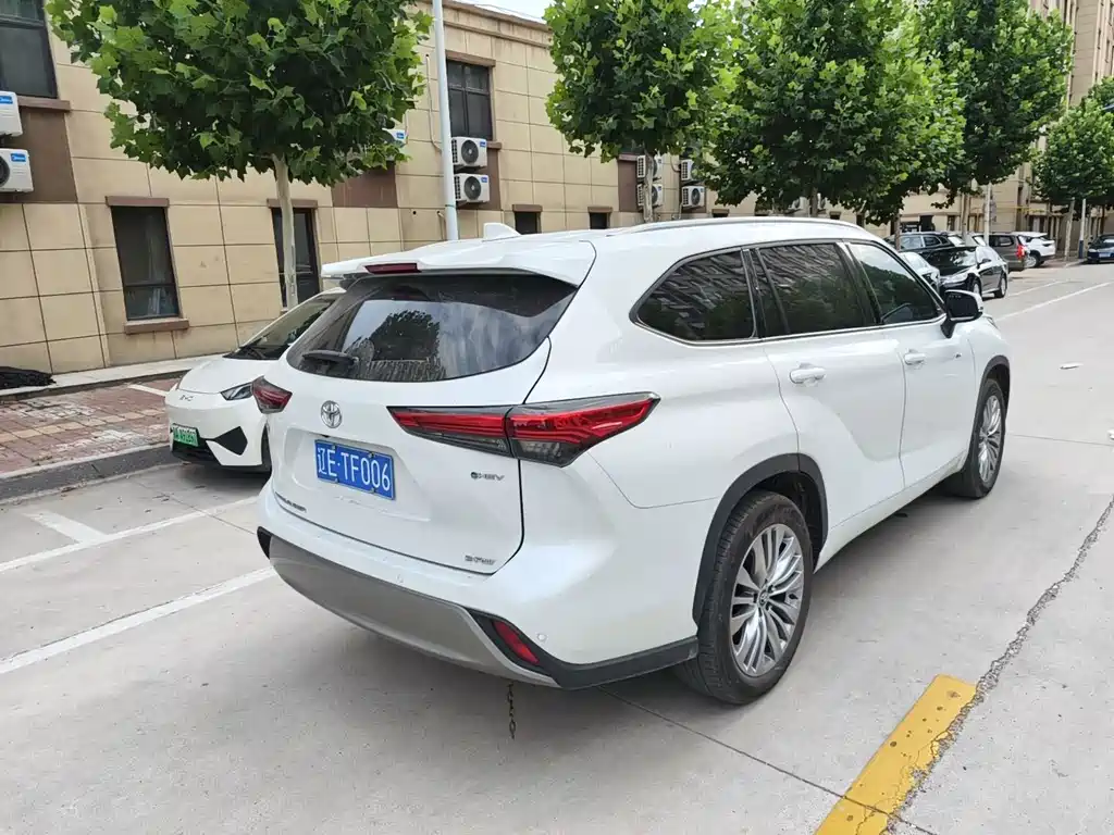 Toyota Highlander 2024 2.5L Luxury 7 мест