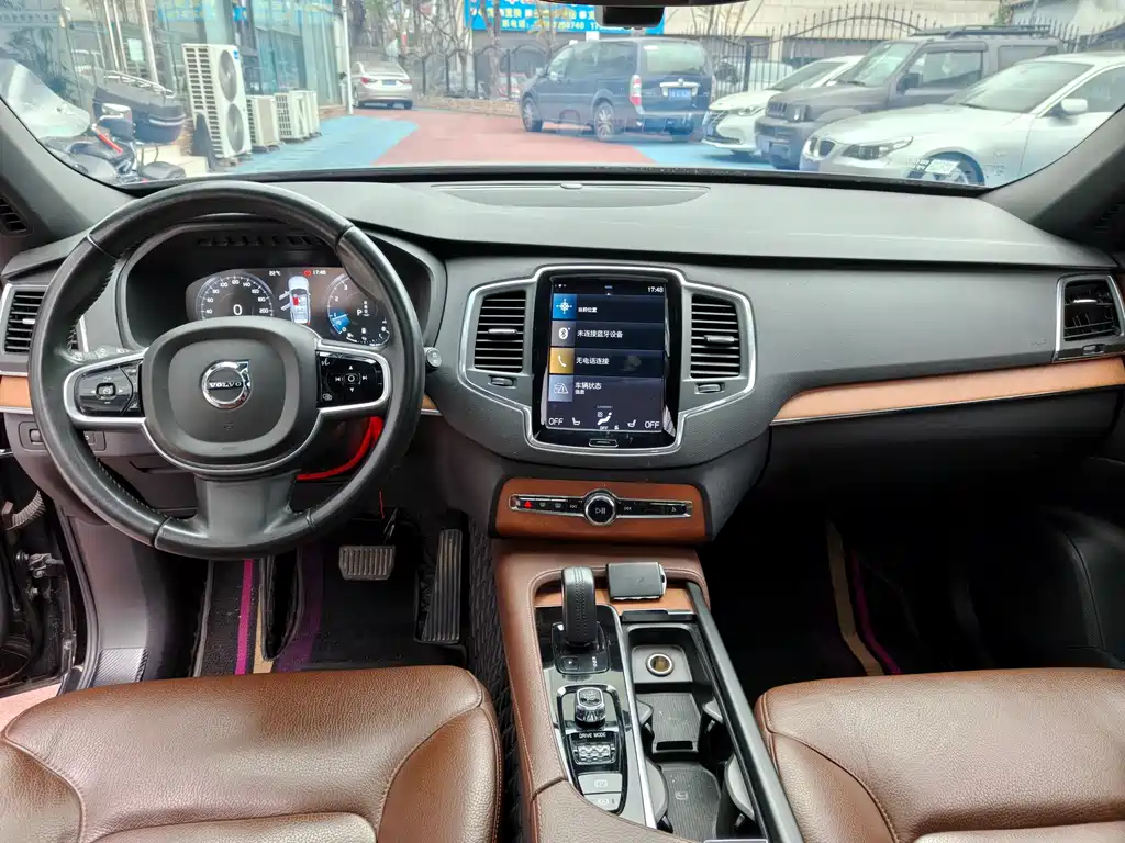 VOLVO XC90