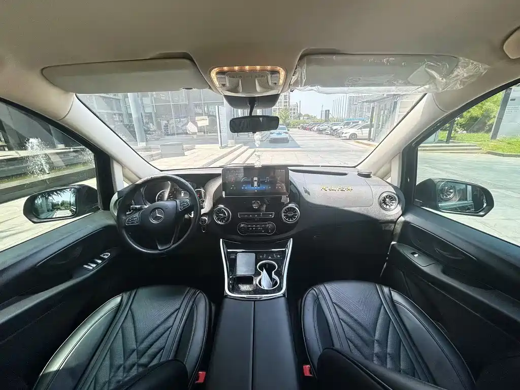 Mercedes-Benz Vito 2023 2.0T Elite 7 мест