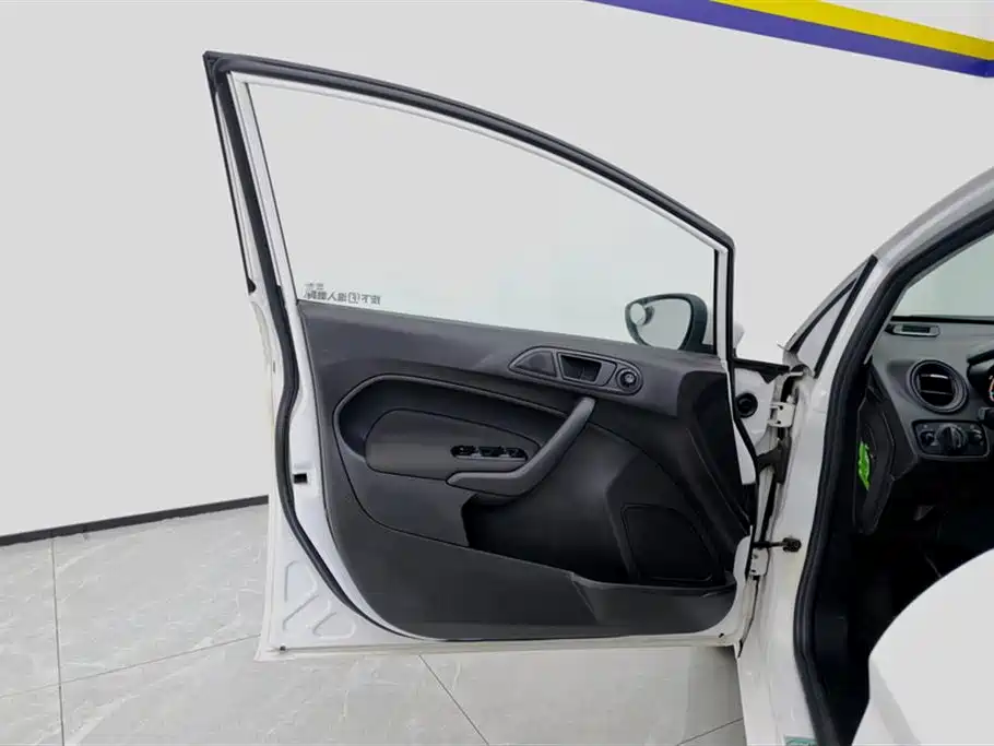 Ford Fiesta 2013 1.5L MT