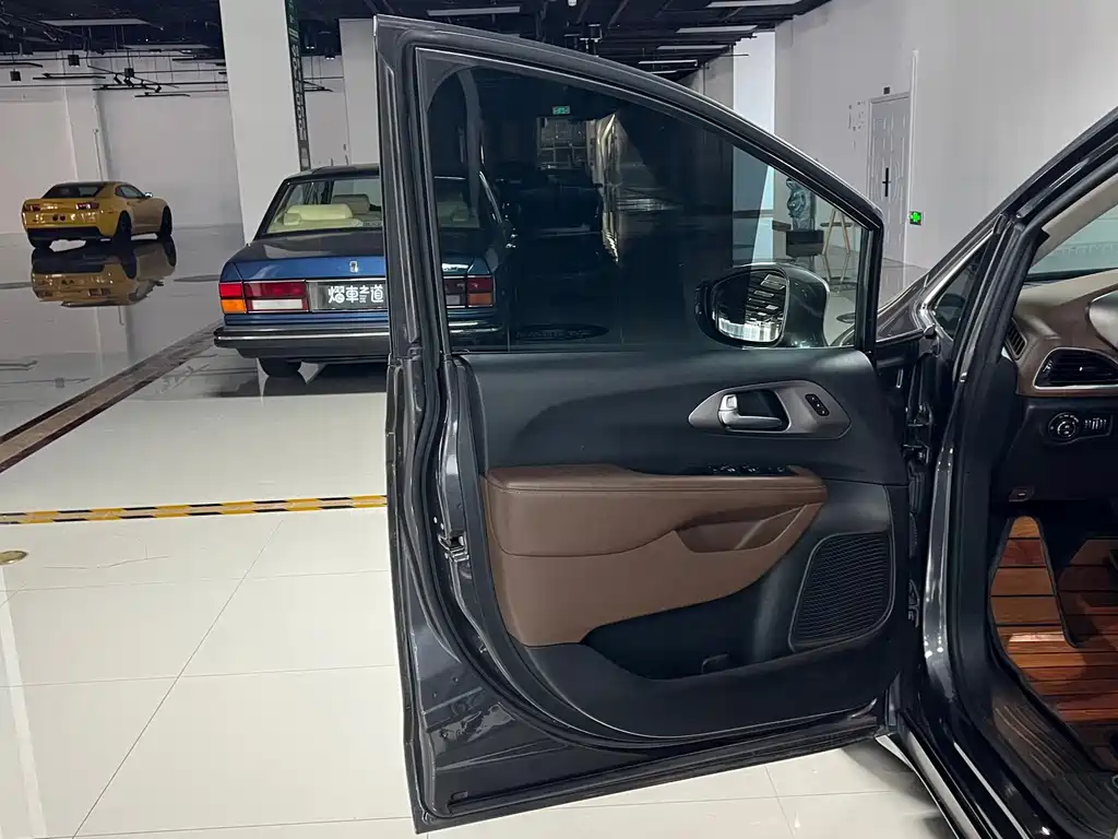 Chrysler Grand Voyager (Import) — миниатюра 15