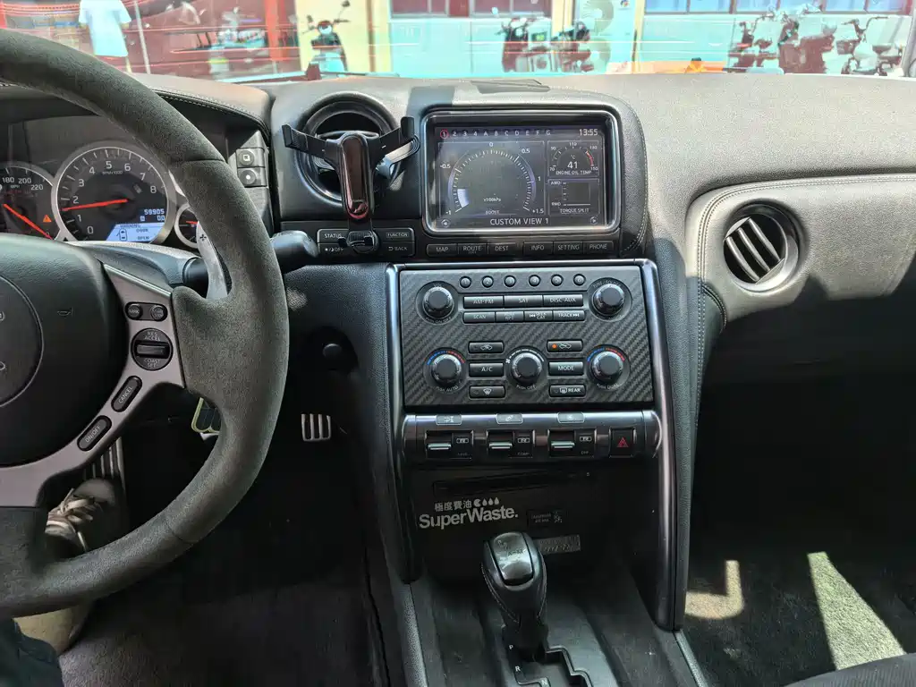 Nissan GT-R — миниатюра 8