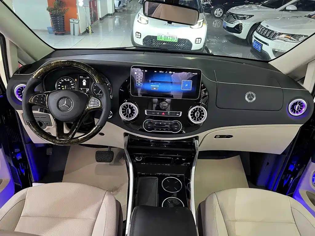 Mercedes-Benz Vito 2023 2.0T Elite 7 мест