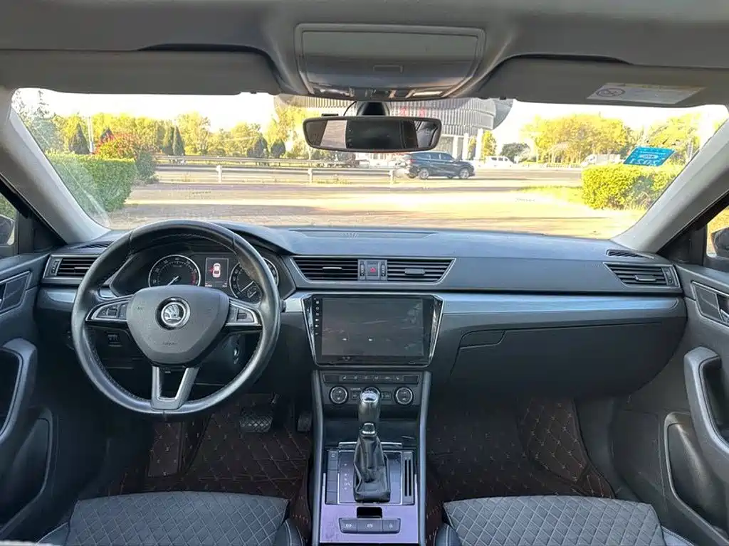 Skoda Superb — миниатюра 9