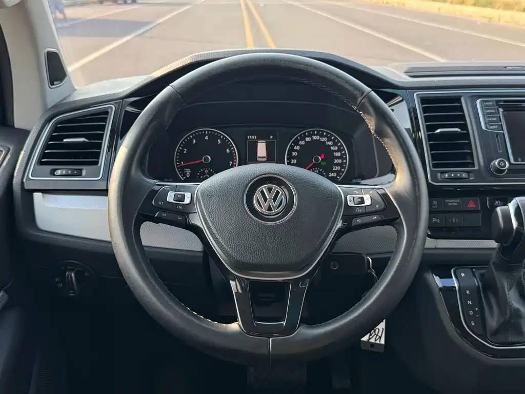 Volkswagen Multivan — миниатюра 28