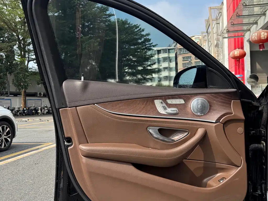Mercedes-Benz E-Class — миниатюра 5