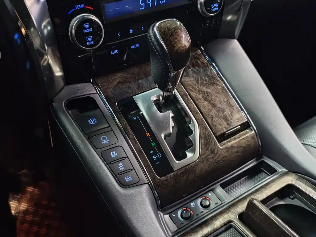 Toyota Alphard — миниатюра 14