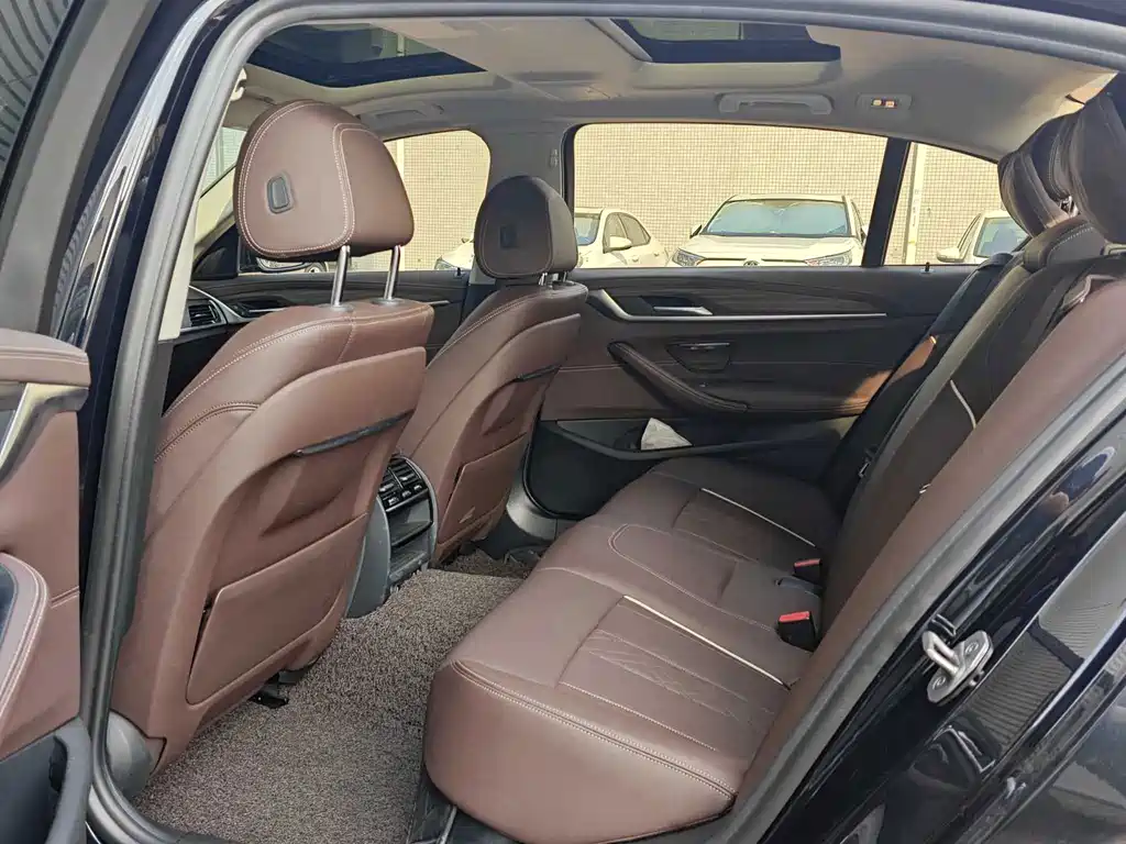 BMW 5 Series — миниатюра 17