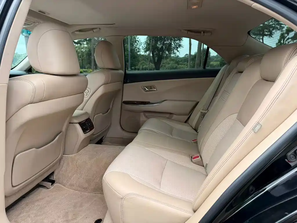 Toyota Crown — миниатюра 6