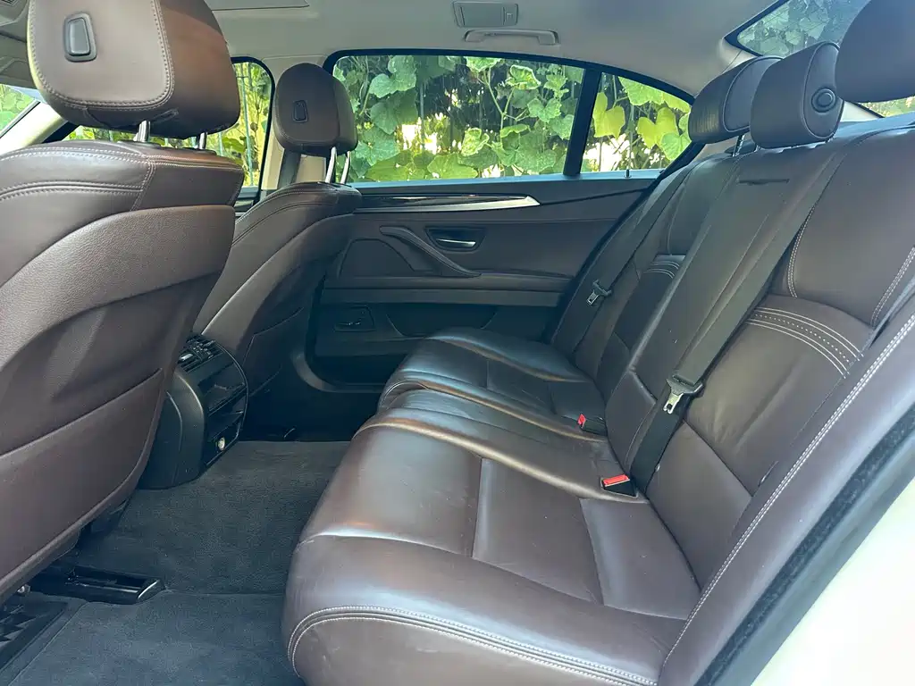 BMW 5 Series — миниатюра 8