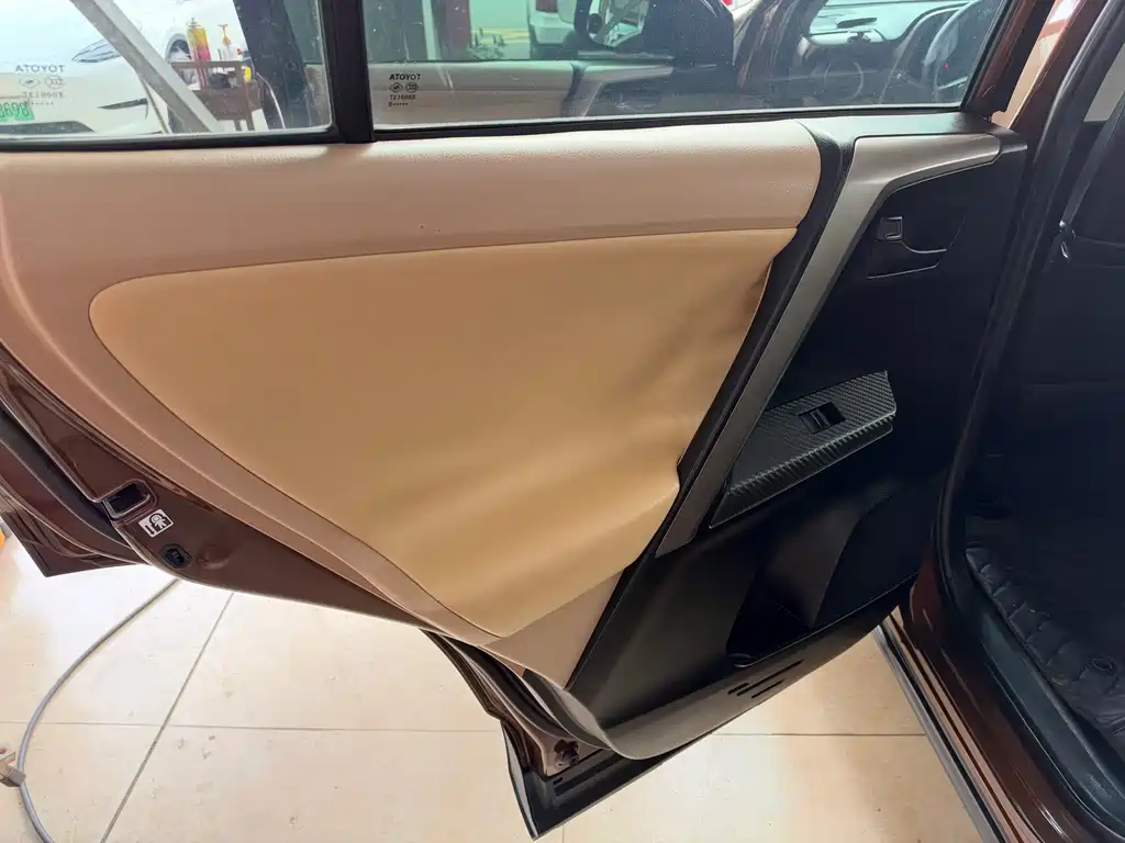 Toyota RAV4 — миниатюра 10