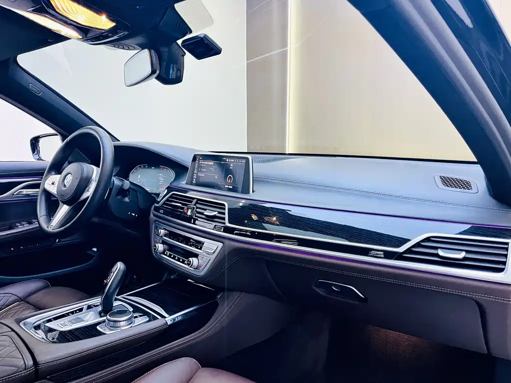 BMW 7 Series — миниатюра 8