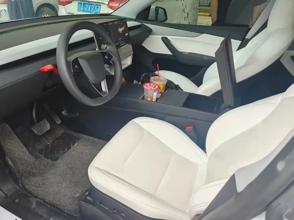 Tesla Model Y — миниатюра 3
