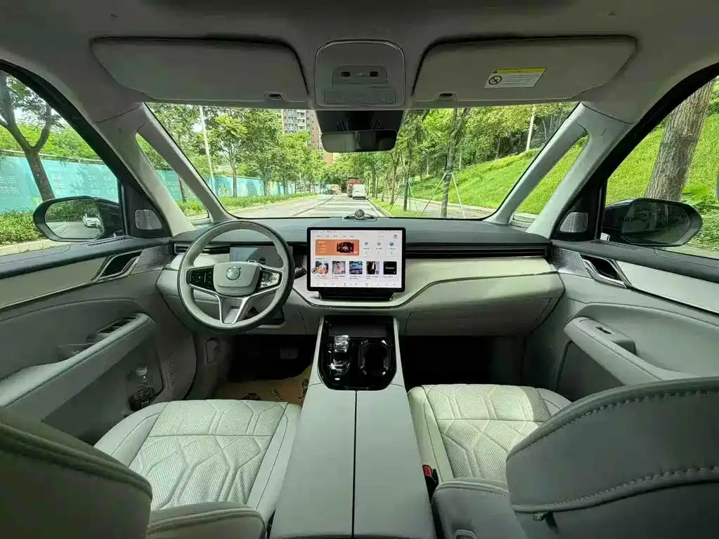 Volvo EM90 — миниатюра 5