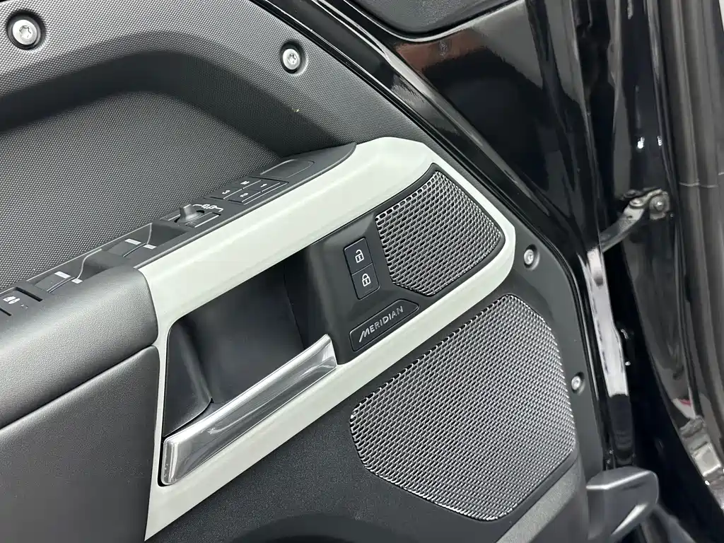Land Rover Defender — миниатюра 10