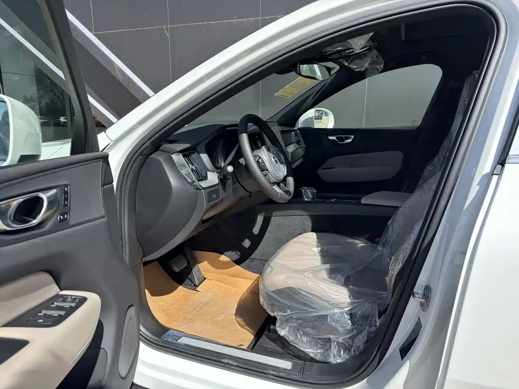 Volvo XC60 2026 B5 Luxury