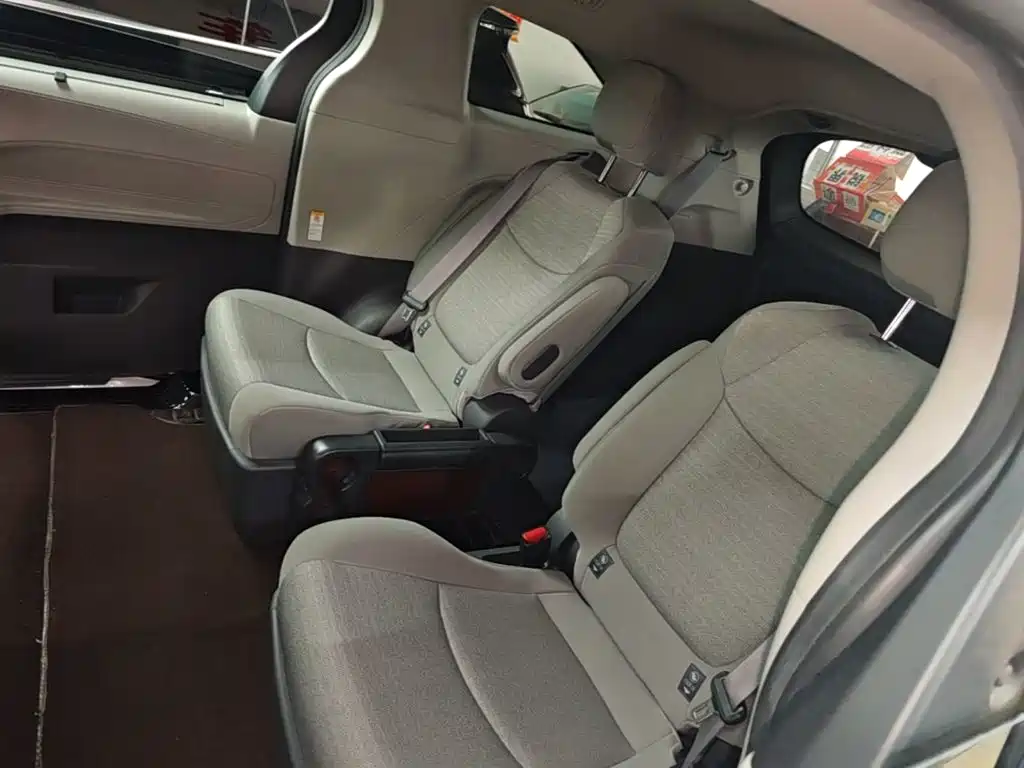 Toyota Sienna — миниатюра 17