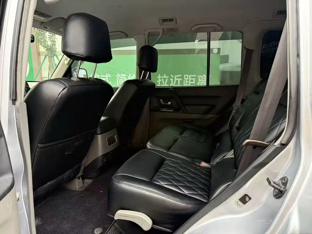 Mitsubishi Pajero — миниатюра 6