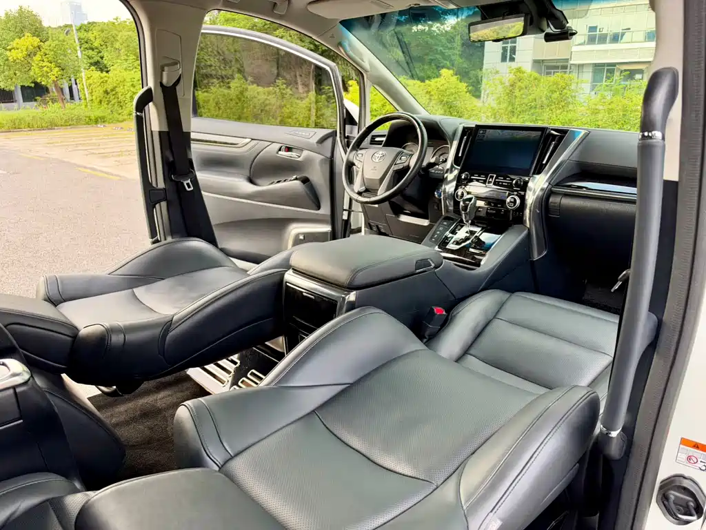 Toyota Vellfire — миниатюра 6