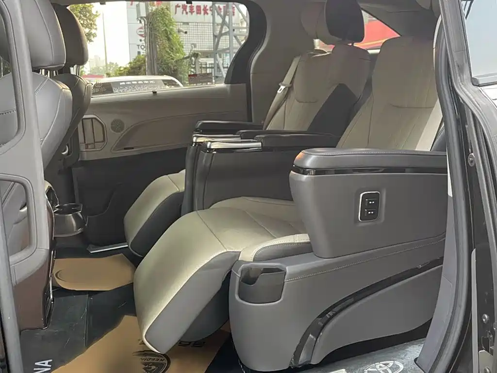 Toyota Sienna — миниатюра 10