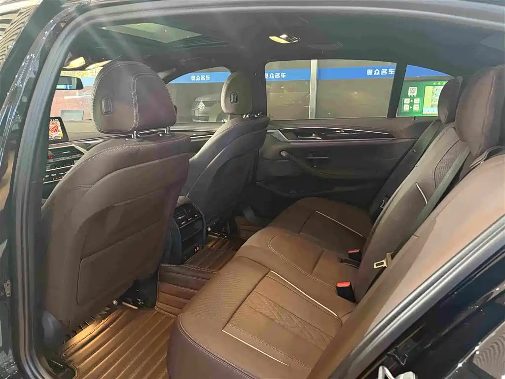 BMW 5 Series — миниатюра 8