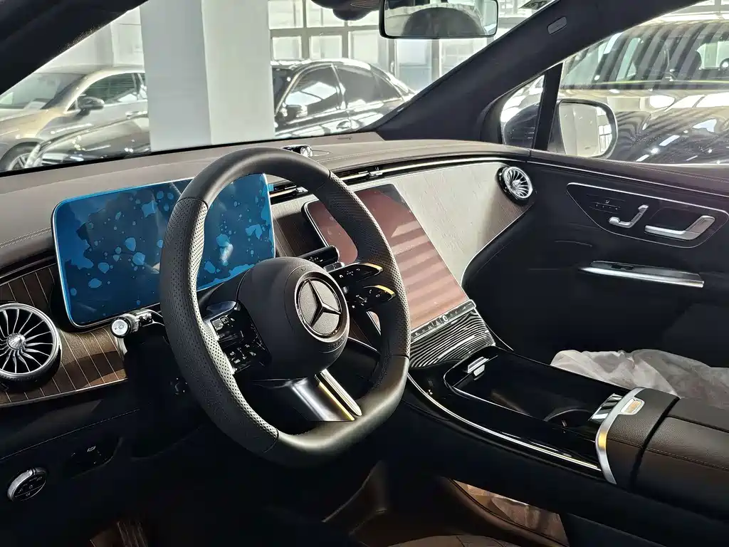 Mercedes-Benz EQE SUV — миниатюра 5
