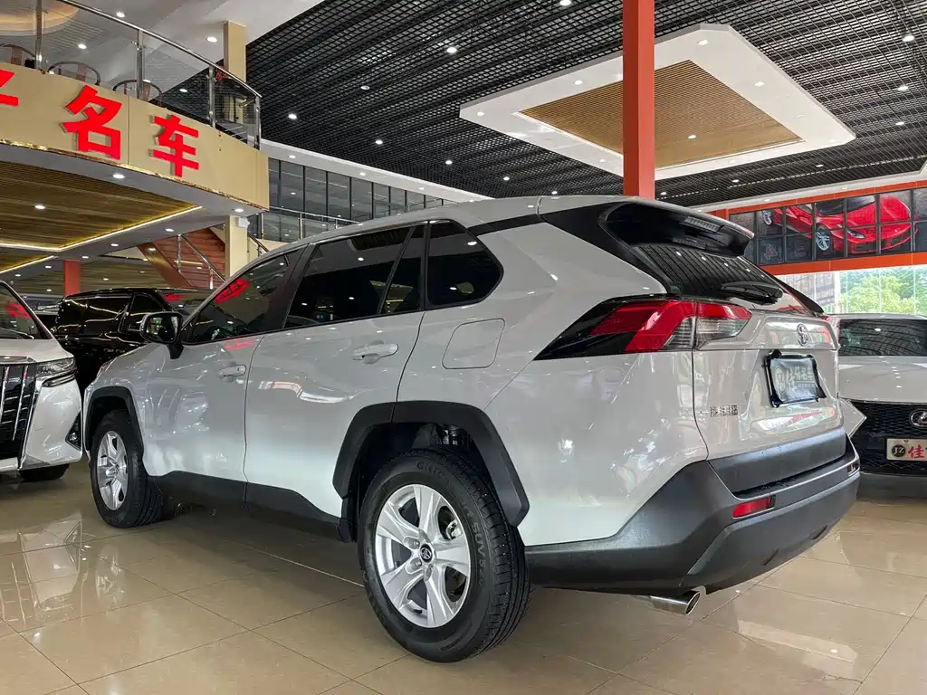 Toyota RAV4 — миниатюра 6