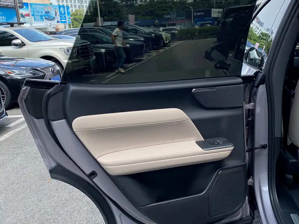 Volvo XC70 PHEV — миниатюра 12