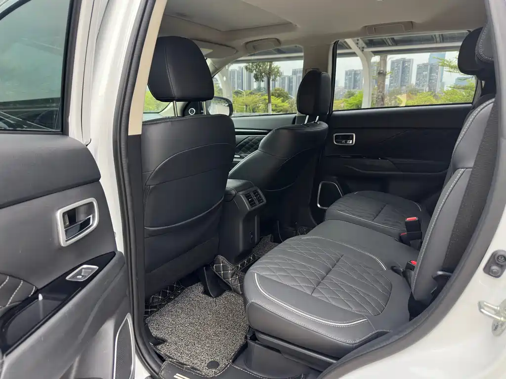 MITSUBISHI OUTLANDER