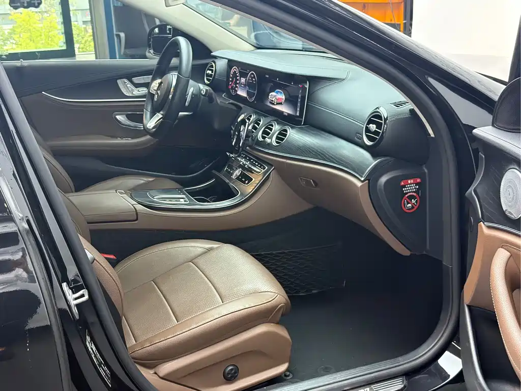 Mercedes-Benz E-Class — миниатюра 11