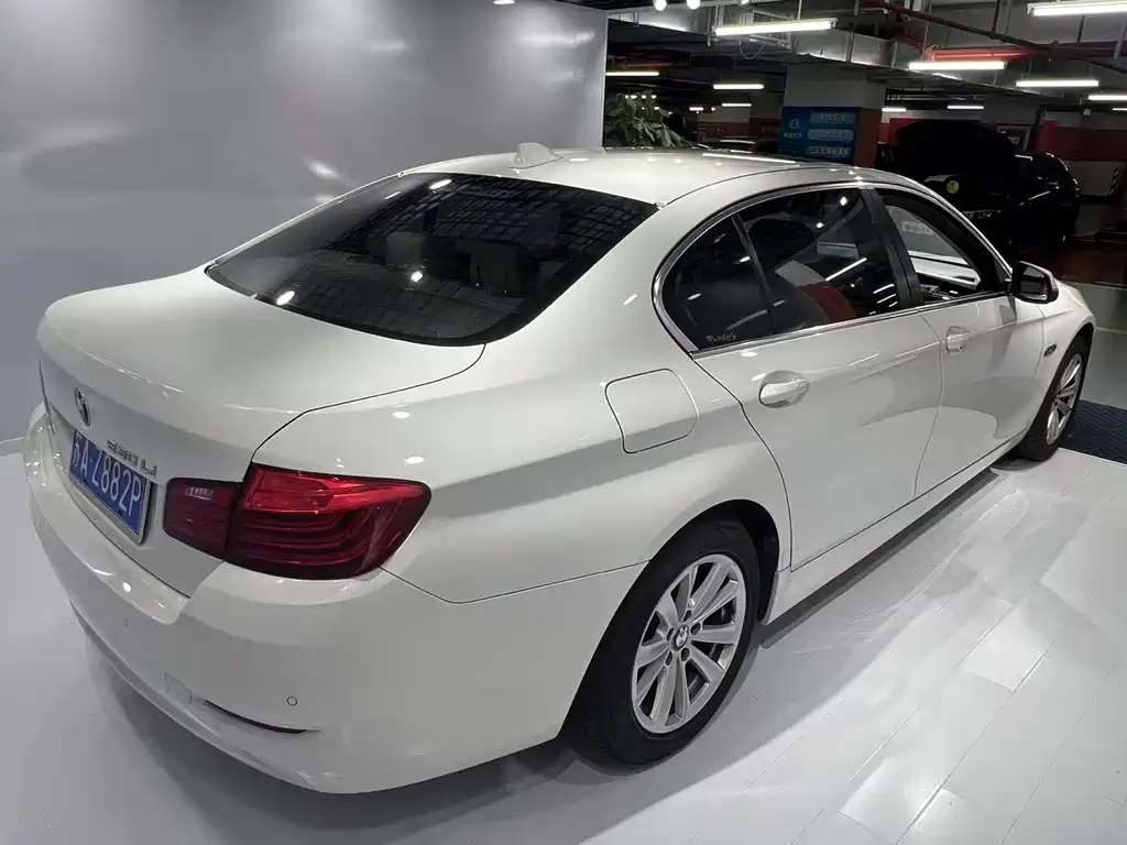 BMW 5 Series — миниатюра 4