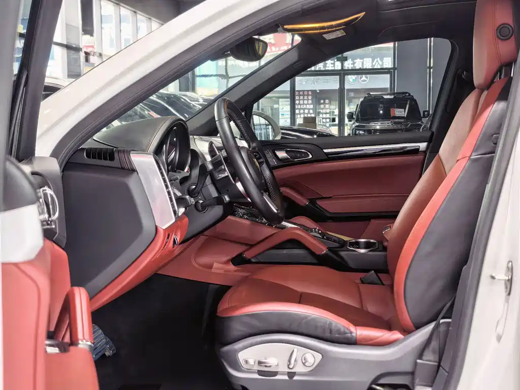 Porsche Cayenne — миниатюра 7