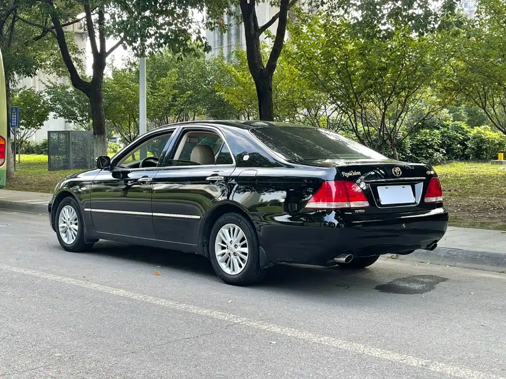 Toyota Crown — миниатюра 6