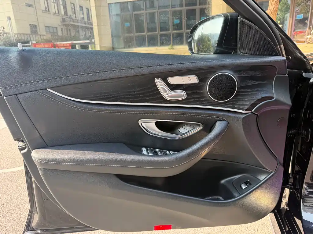 Mercedes-Benz E-Class — миниатюра 7