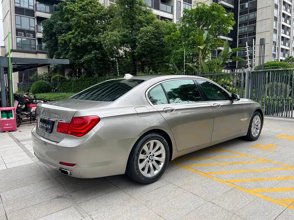 BMW 7 Series — миниатюра 7