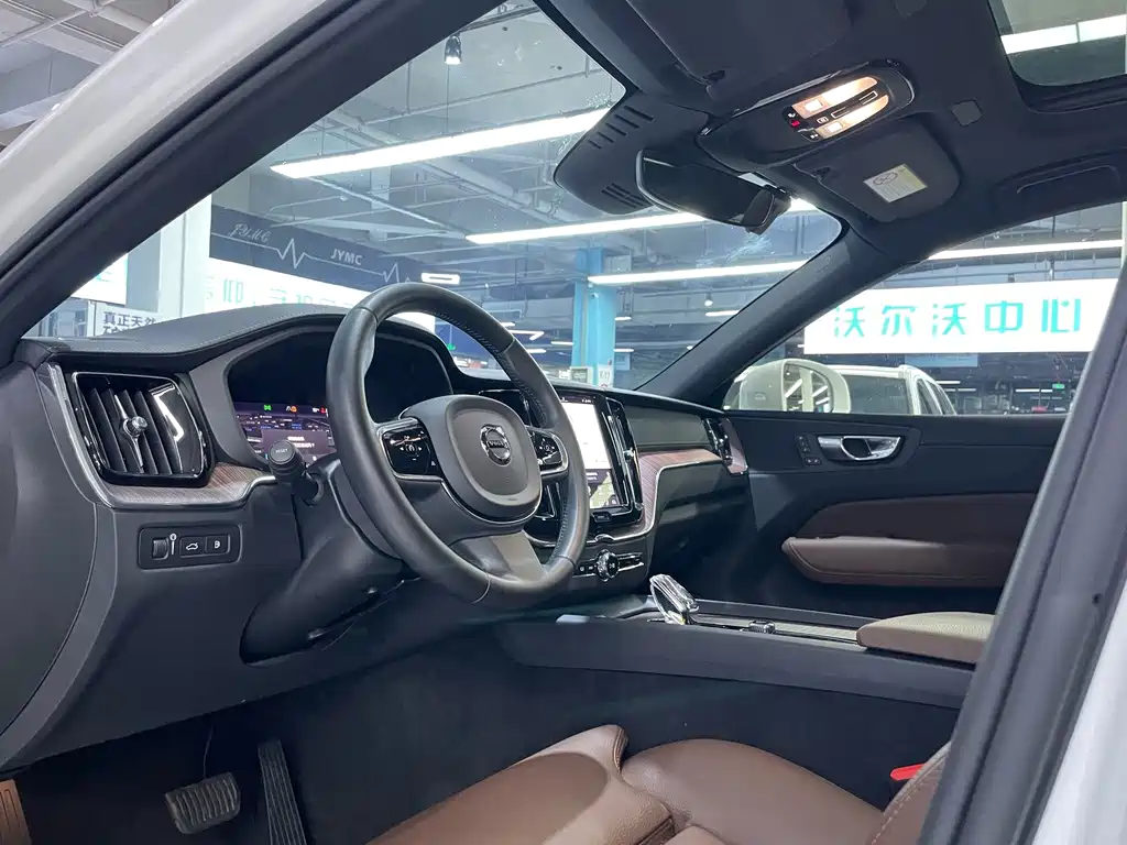Volvo XC60 PHEV — миниатюра 4