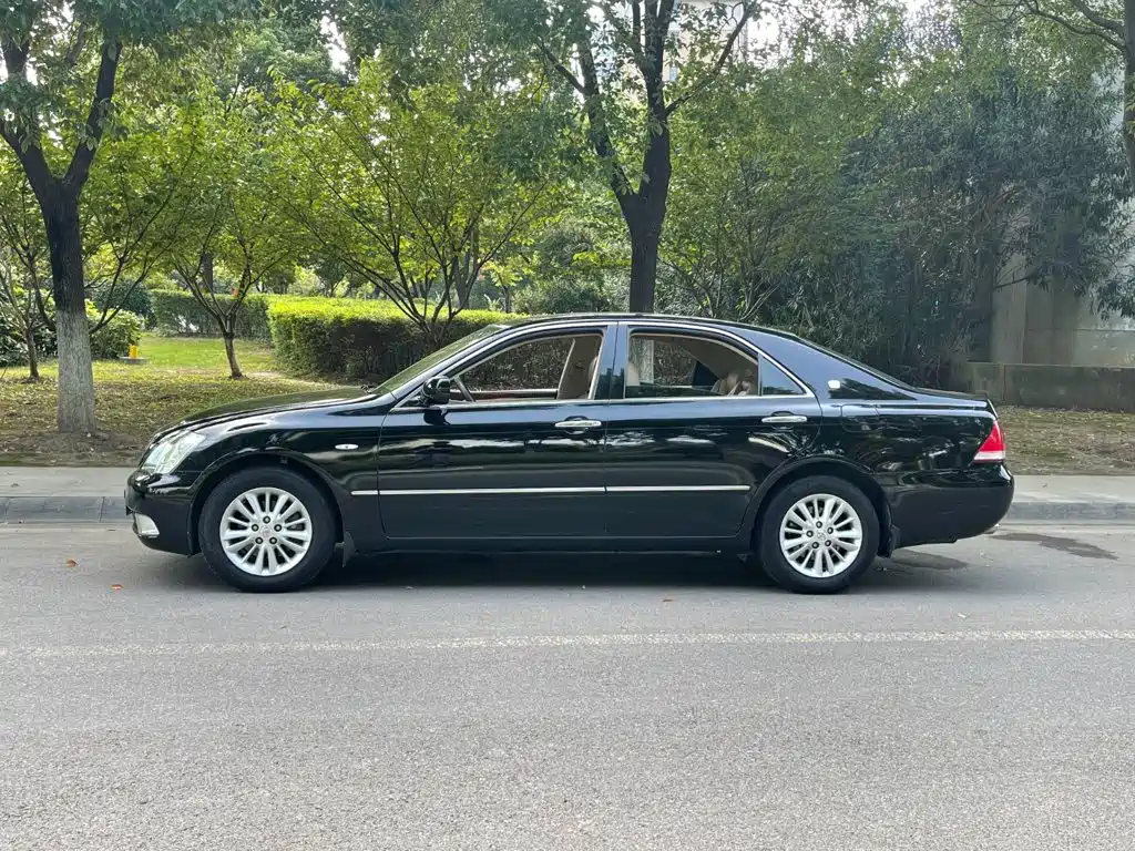 Toyota Crown — миниатюра 5