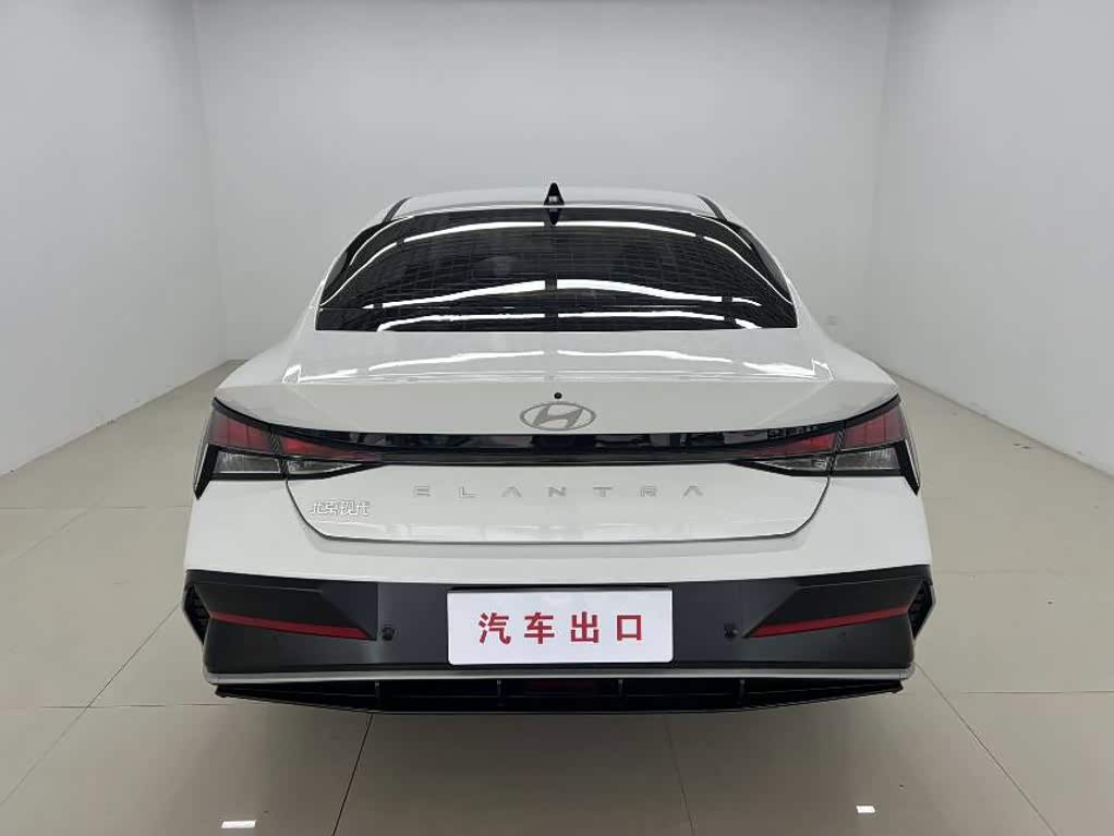 Hyundai Elantra 1.5 л 2023 г. Белый, пробег 15000 км