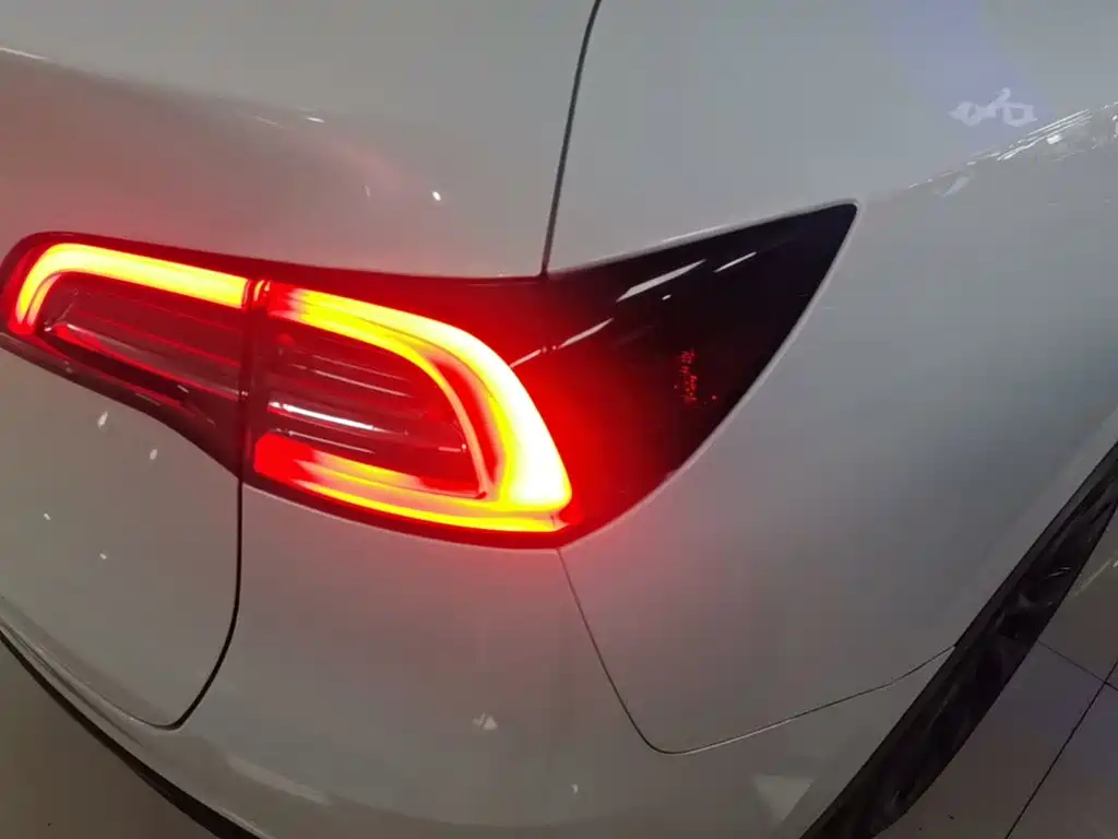 Tesla Model Y — миниатюра 8