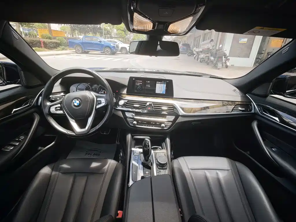 BMW 5 Series — миниатюра 8
