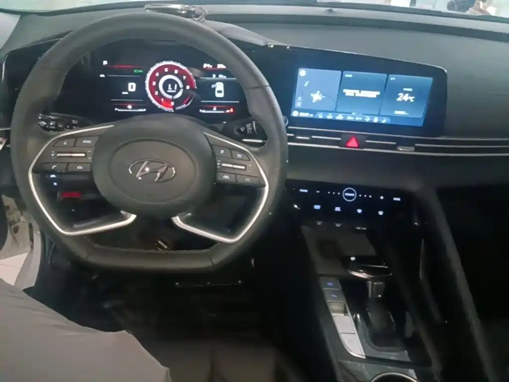 Hyundai Elantra — миниатюра 10