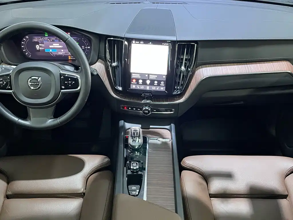 Volvo XC60 PHEV — миниатюра 6