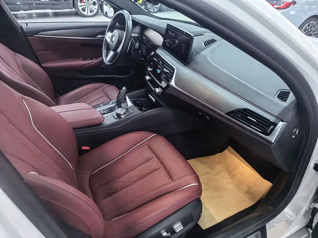 BMW 5 Series — миниатюра 7
