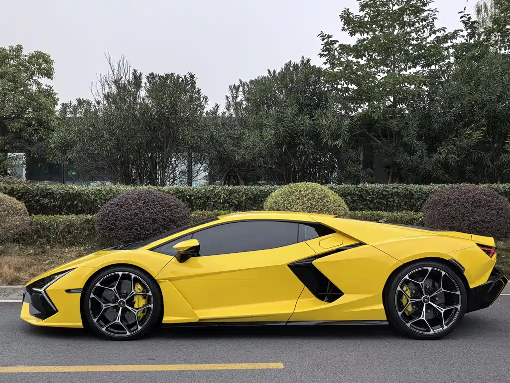 LAMBORGHINI REVUELTO