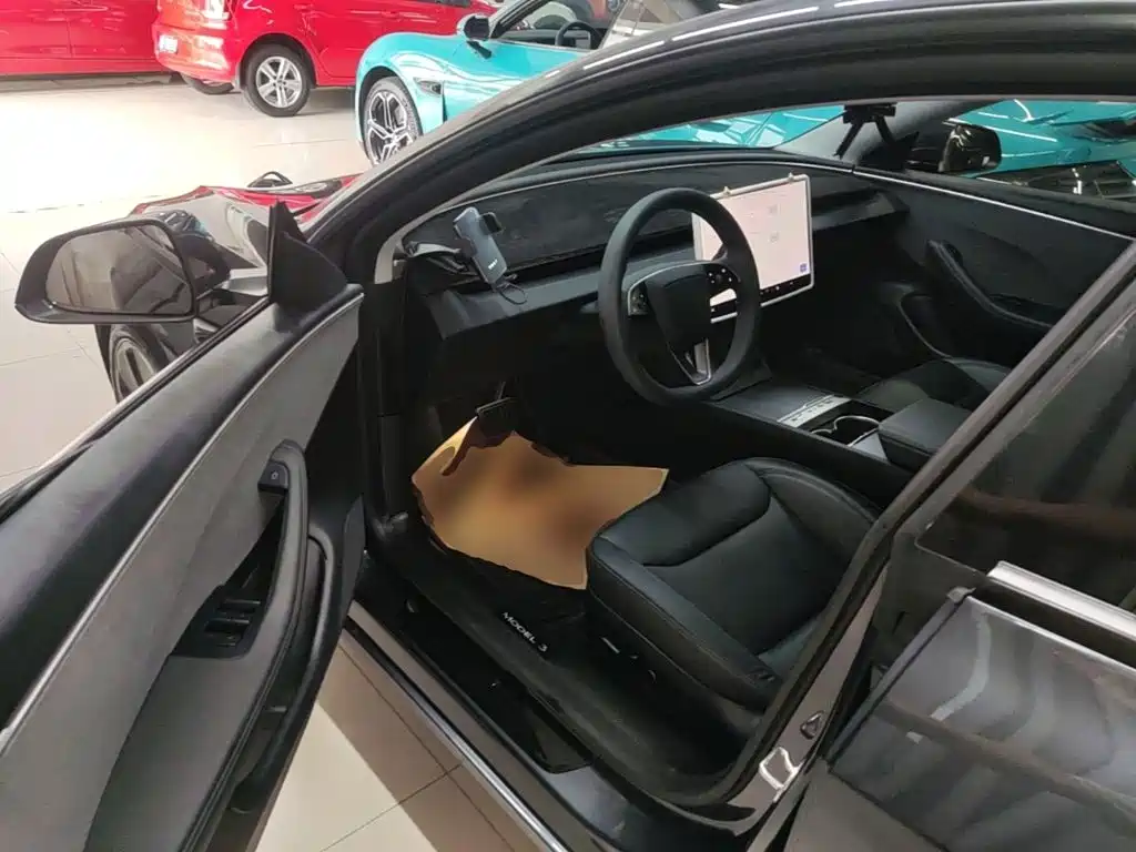 Tesla Model 3 — миниатюра 16