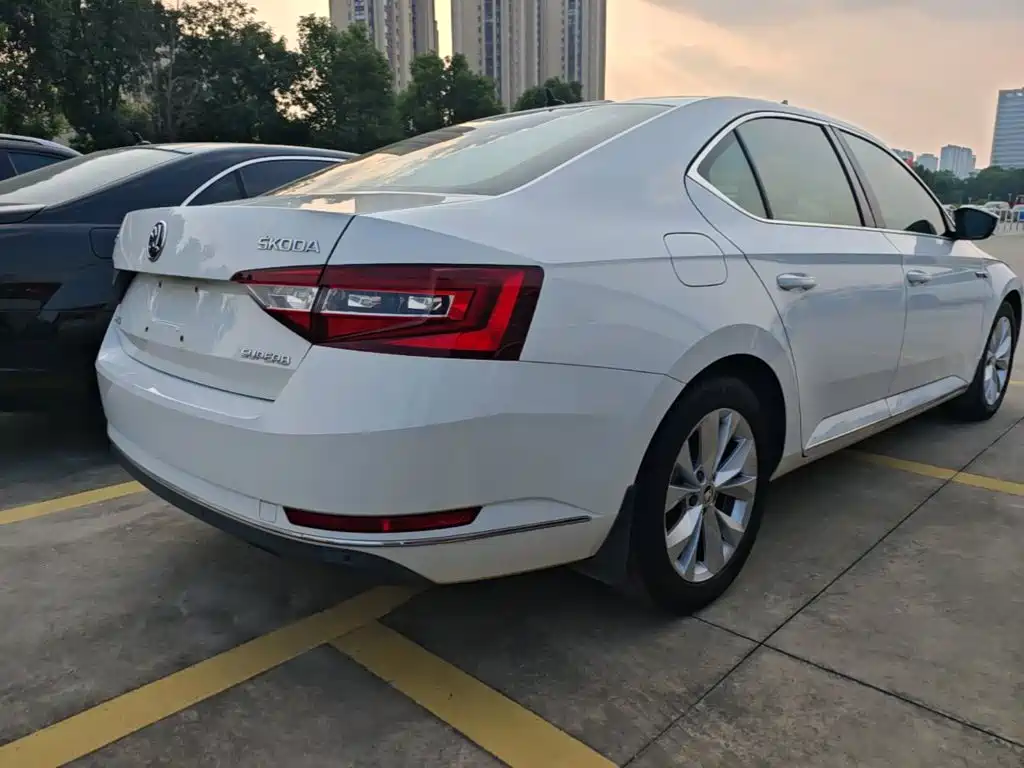 Skoda Superb — миниатюра 7