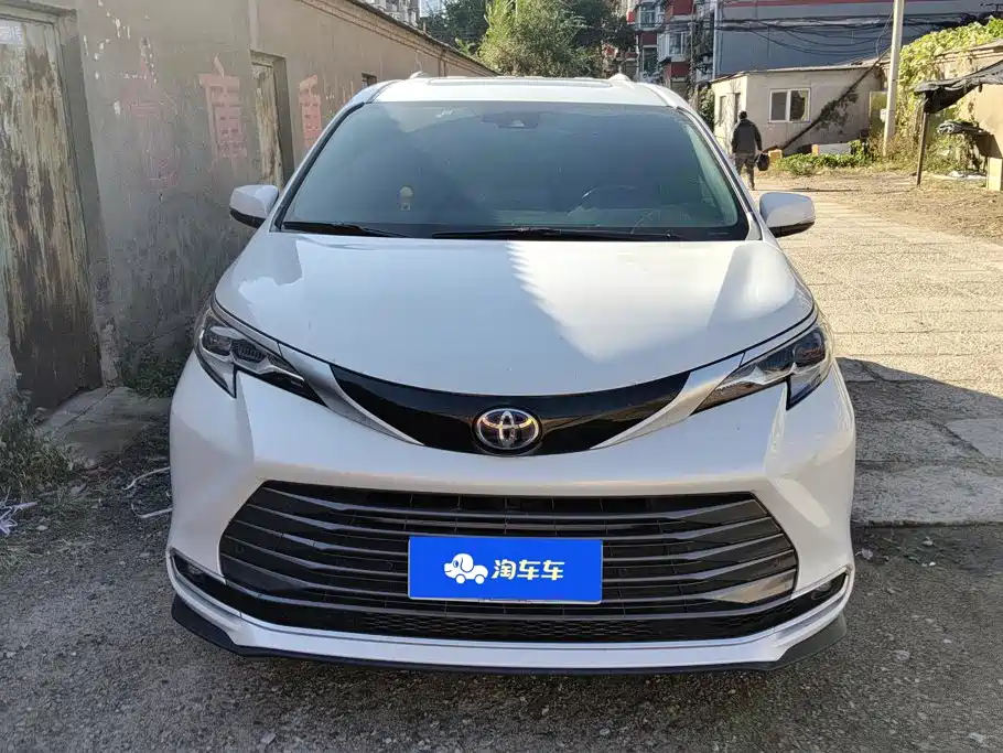 Toyota Sienna — миниатюра 2