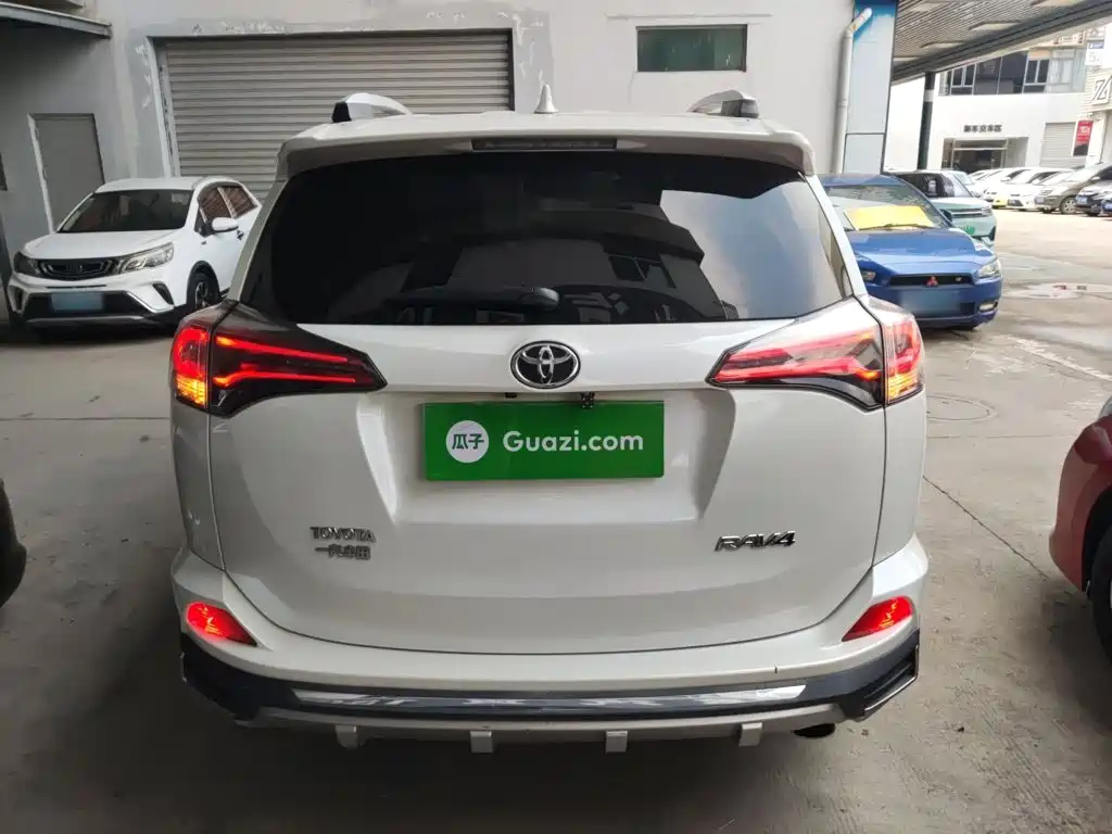 Toyota RAV4 — миниатюра 6