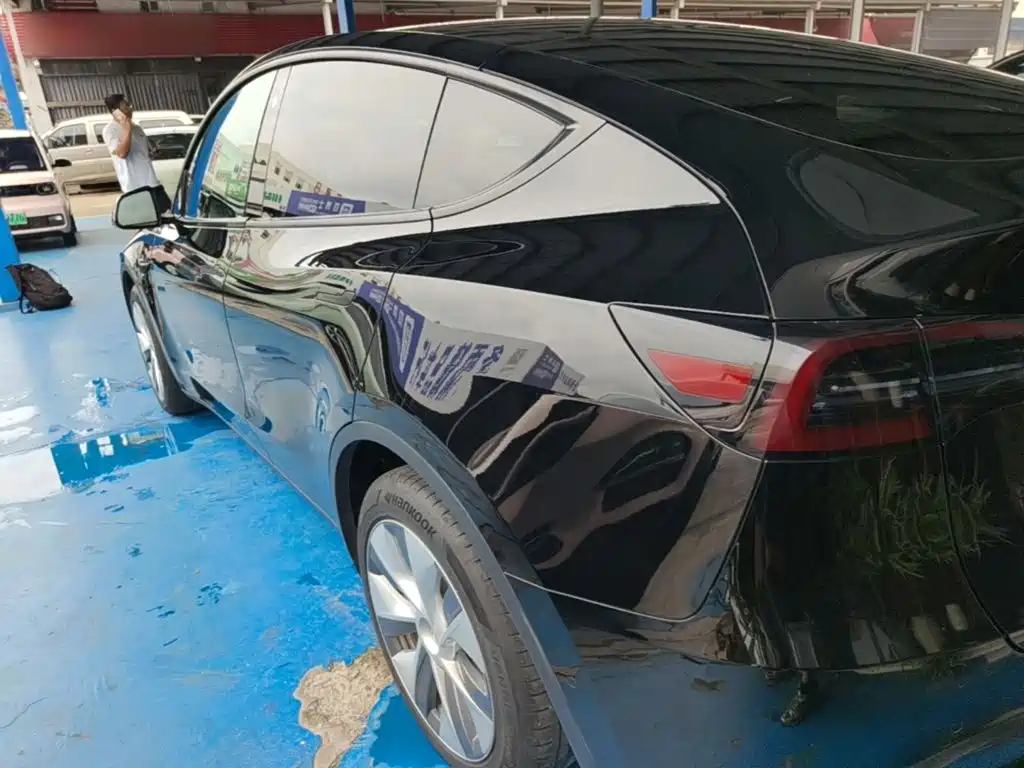 Tesla Model Y — миниатюра 5